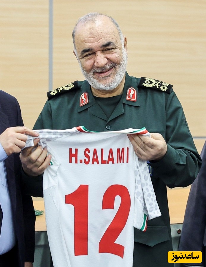 تماشای بازیهای تیم ملی فوتبال با لباس مخصوص بازیکنان در منزل توسط سردار شهید سلامی+فیلم