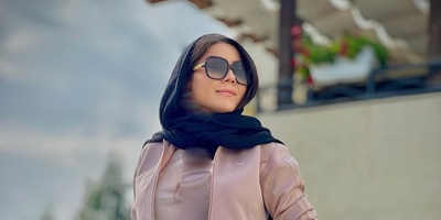نگاهی به چیدمان شاهانه و مجلل خونه مجردی  آزاده زارعی، بازیگر سریال «آوای باران» با ویوی ابدی/ از مبلمان و مدرن و پرده‌های اعیانی تا بالکنی که تا حالا مثلشو ندیدی