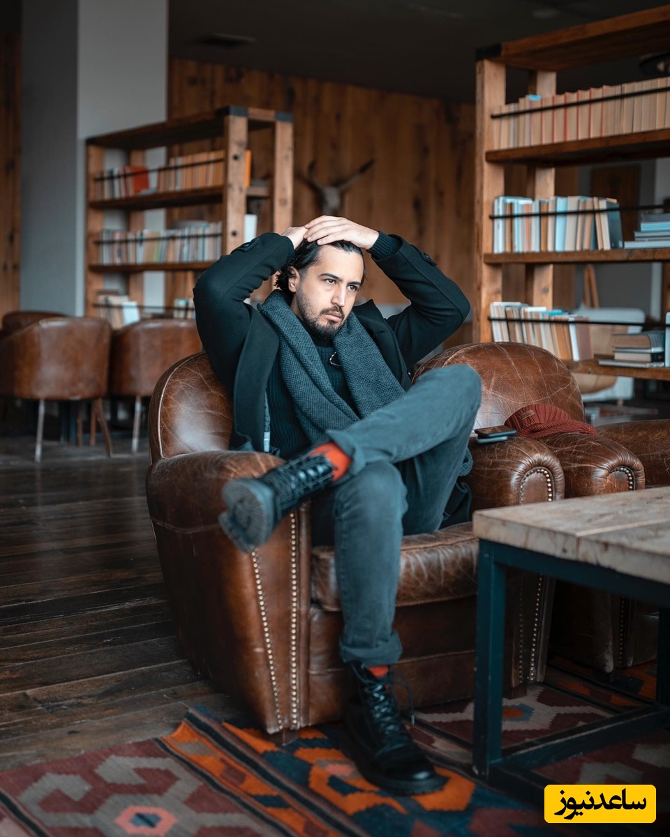 نگاهی به چیدمان ساده خانه مجردی مهرداد صدیقیان که ماهی 40 میلیون برای آن اجاره پرداخت می‌کند؛ کاناپه مخصوص لَم دادن؛ کتابخانه جمع‌و جور و سگ خانگی که با دیدنش خوف میکنین! +عکس و ویدیو