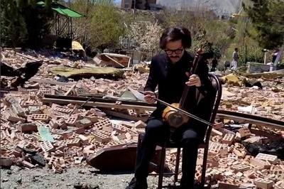 (ویدئو) کمانچه‌نوازی غم‌انگیز در ویرانه‌های دانشگاه شهید بهشتی؛ نوایی که حتی بمب‌ها نتوانستنند خاموشش کنند