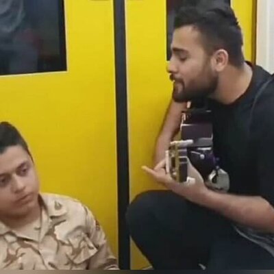 شاهکار خوانندگی پسر جوان در مترو برای سرباز عاشق +فیلم/ جناب سروان نزن قلبم ضعیفه...