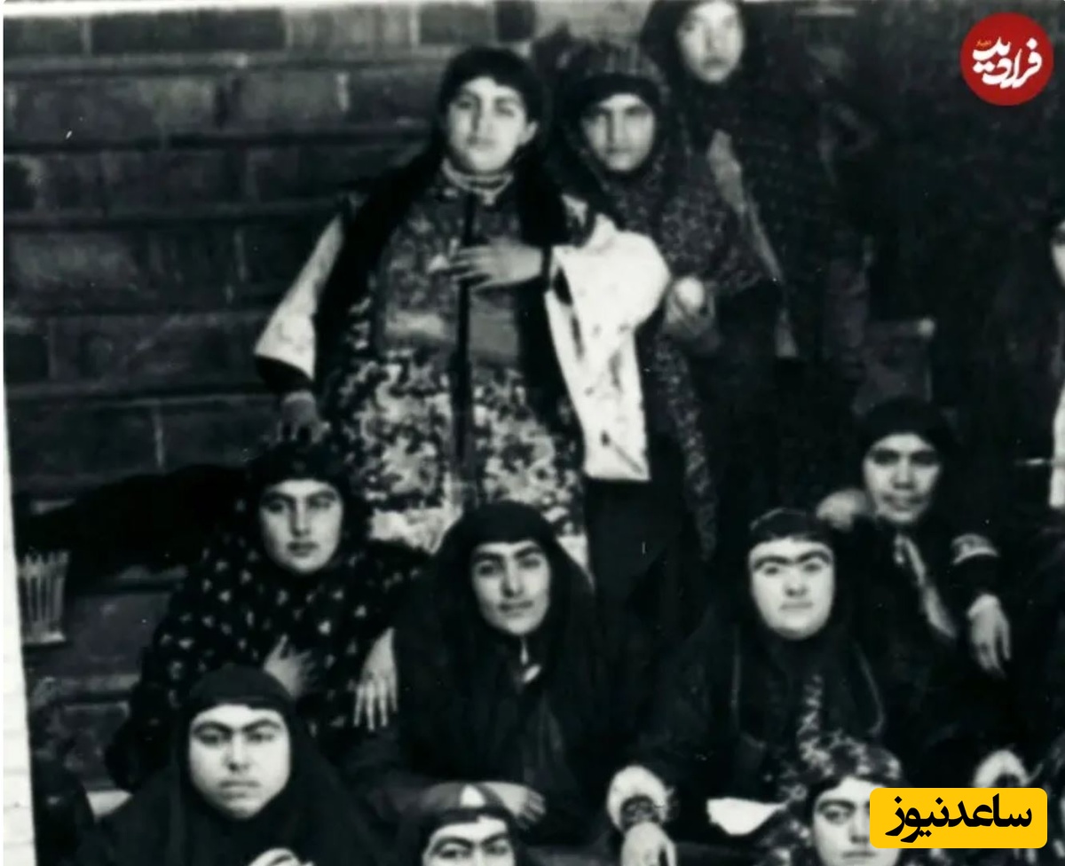 باغبان باشی در میان زنان حرمسرا (ایستاده، نفر سمت چپ)