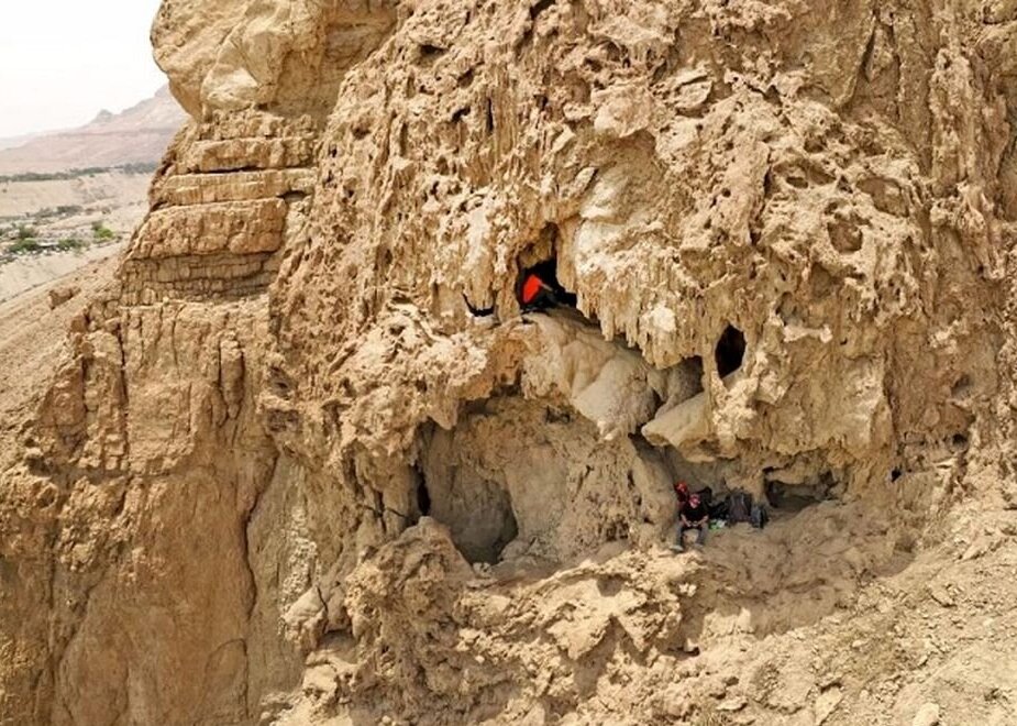 (تصاویر) کشف گنجینۀ دو هزارسالۀ «شورشی‌ها» در این غار صعب‌العبور