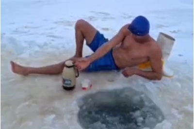 عجیب‌ترین مدل چای خوردن در دنیا به اسم این جوان در آذربایجان‌شرقی رقم خورد؛ درآوردن فلاسک و قند از زیر آب یخ‌زده و...+فیلم/ من که با دیدنش لرزیدم شما چطور؟