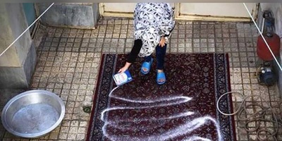 خلاقیت منحصربفرد مادر ایرانی برای خشک کردن فرش خیس حماسه آفرید/ نگفتی میوفتی پایین ناقص میشی+عکس🤣