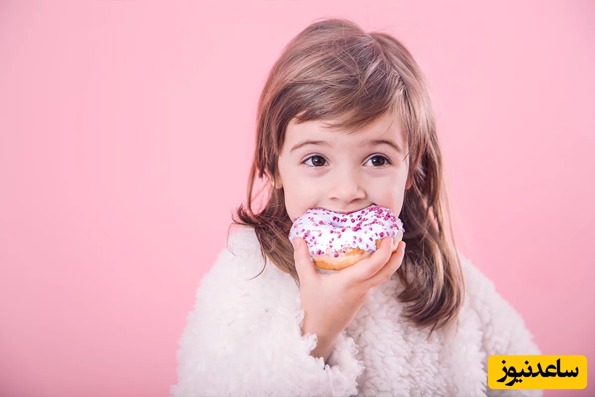 با کودکی زیاد شیرینی و شکلات می‌خورد چگونه رفتار کنیم؟ / زنگ خطر برای والدین و راه‌حل‌های کاربردی