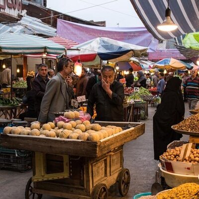 (ویدئو) آوازخوانی ترانه آی انار انار بیا به بالینم در بازارچه رشت/ حال و هوای بارانی رشت با کسبه با صفا و خوش برخوردش😍