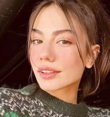 دمت اوزدمیر بدون گریم و آرایش؛ خبری از قیافه همیشگی نیست