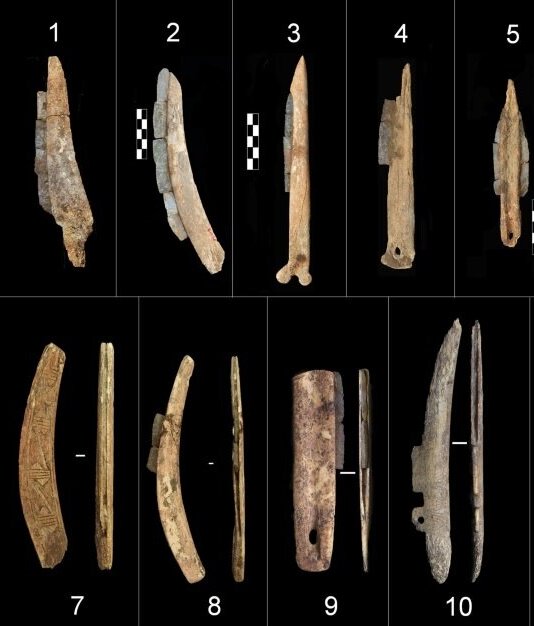 چاقوهای با دستۀ استخوانی و تیغۀ سنگی که در این سایت یافت شده‌اند