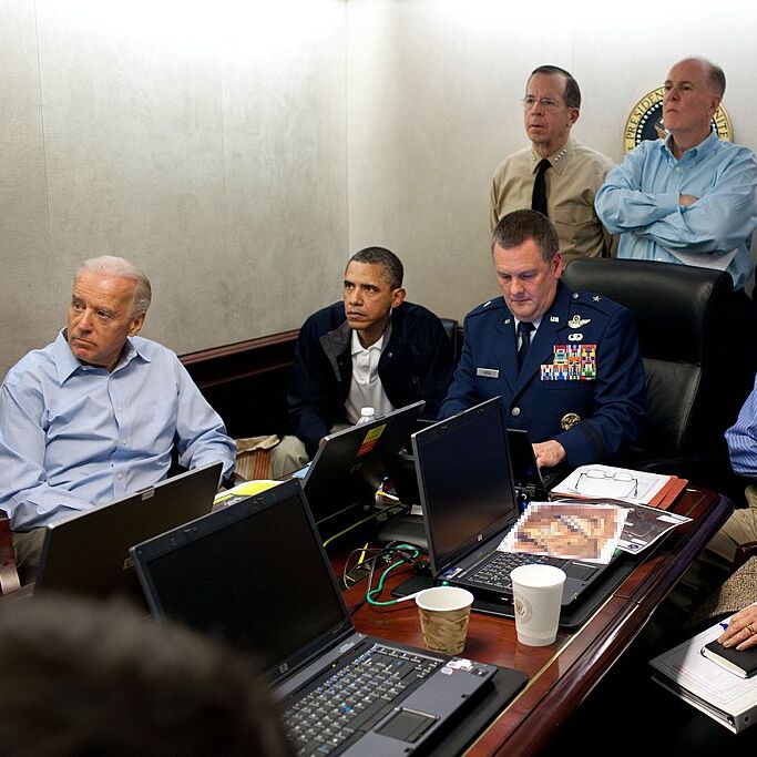 بایدن، اوباما و اعضای تیم امنیت ملی عملیات کشتن اسامه بن لادن را پیگیری می‌کنند.