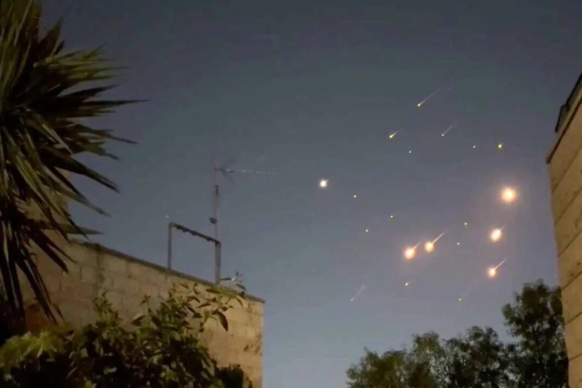 بسته شدن خیابانی در حیفا در پی حمله موشکی ایران