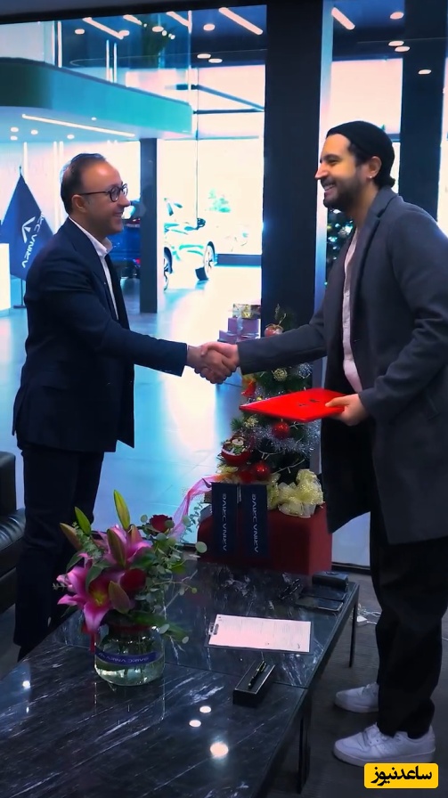 تشریفات خاص مراسم رونمایی از خودرو میتسوبیشی هوش پران مهرداد صدیقیان به رنگ آلبالویی/ آرزوی جوان ایرانی زیر پای بازیگر خوب کشورمان+فیلم