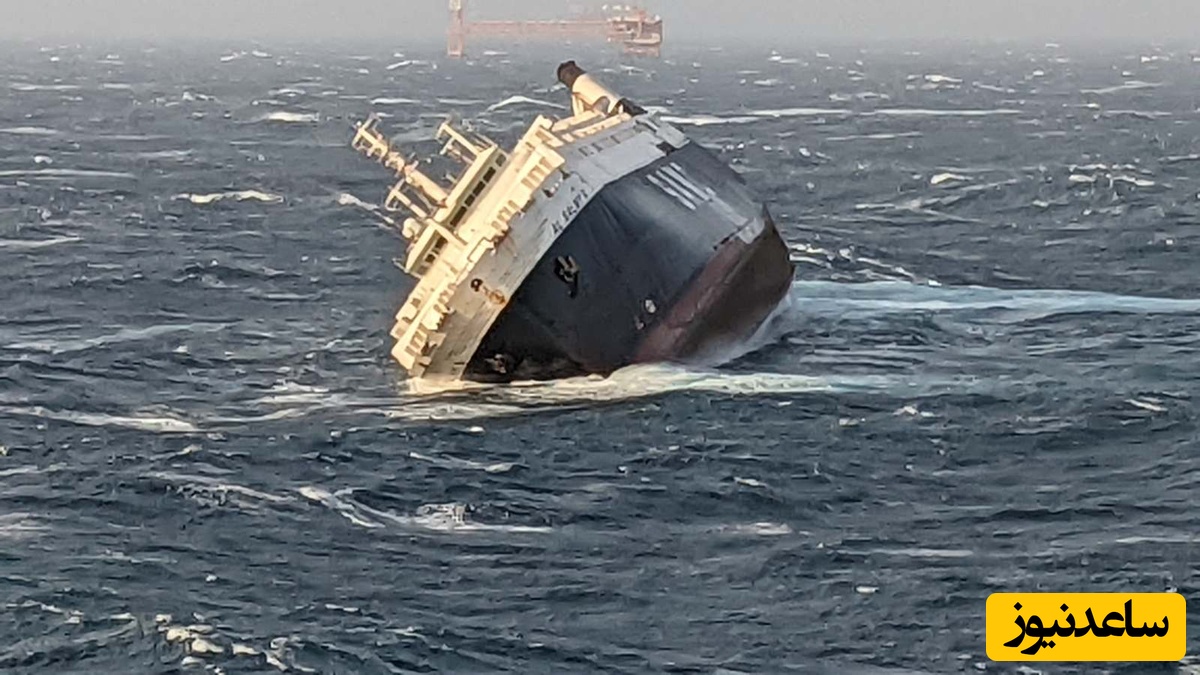 ببینید| لحظه واژگون شدن کشتی بر اثر برخورد با موجی بزرگ و تقلای مسافران برای نجات جانشان