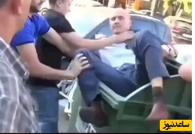 تماشا کنید: وقتی مردم عصبانی مسئول بی کفایت را به داخل سطل آشغال می اندازند +فیلم/ جای زباله همینجا است ...