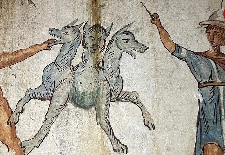نقاشی سگ سه‌سر نگهبان جهنم بر روی یکی از دیوارهای مقبره