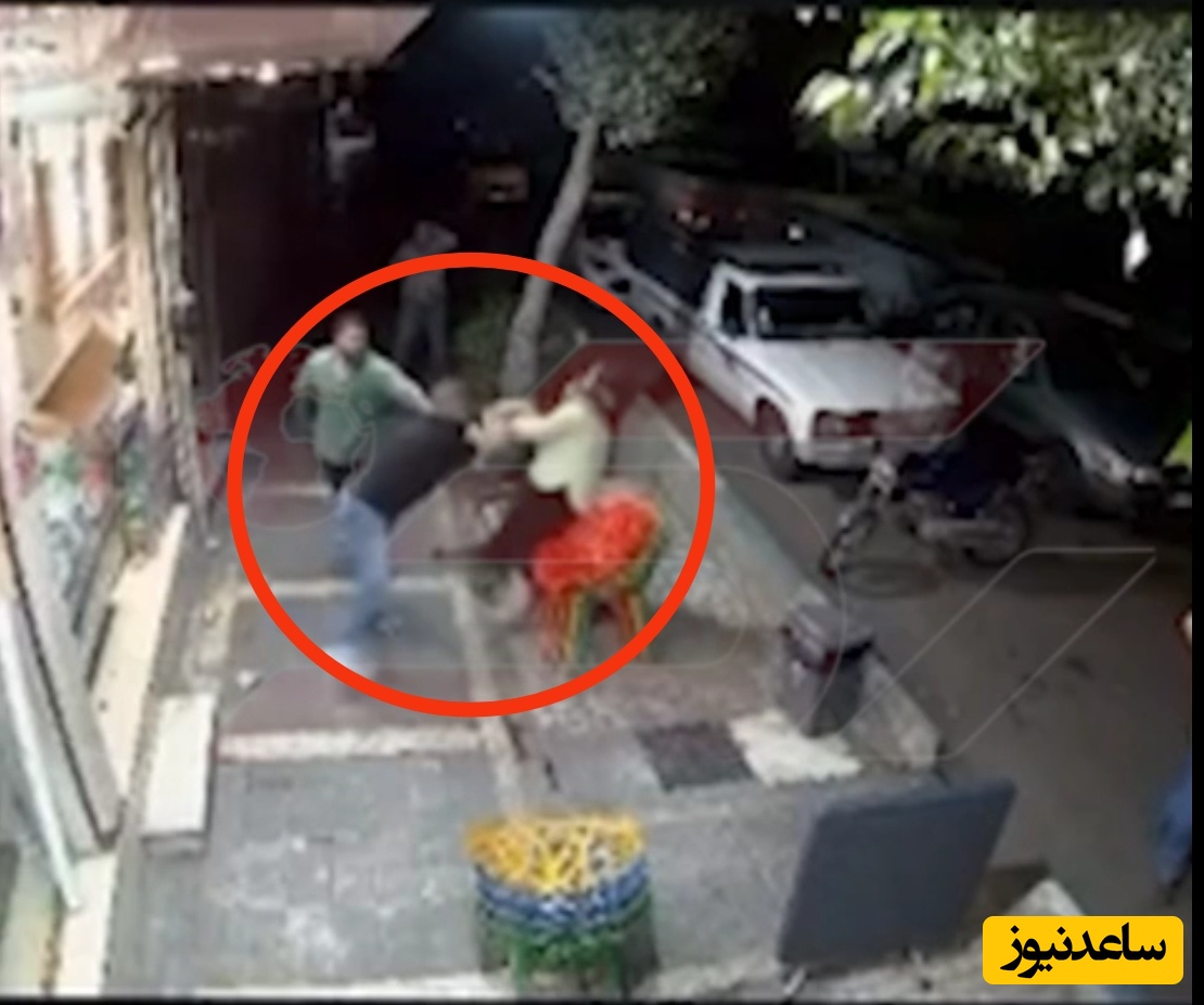 (فیلم) لحظه شوکه کننده حمله یک اوباش بی صفت به یک مادر ایرانی وسط خیابانی در تهران / منتظر پاسخ قاطع پلیس هستیم...