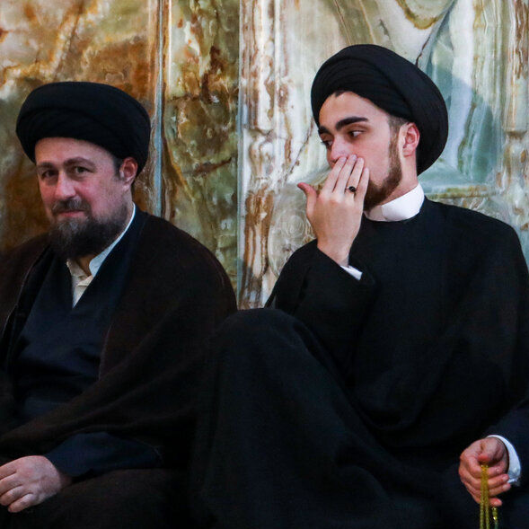 حسن خمینی در کنار فرزندش احمد خمینی