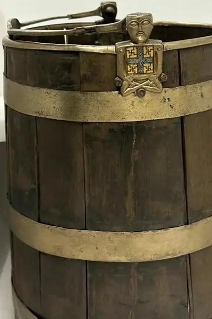 سطل از چوب سرخدار و برنز ساخته شده است