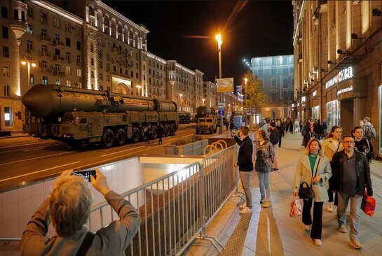 عبور موشک های بالستیک قاره پیما از خیابان های مسکو برای آماده شدن برای رژه سالروز پیروزی شوروی بر آلمان نازی در جنگ دوم جهانی (9 می)/ EPA