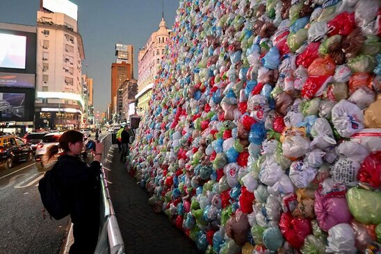 سازه ای که به مناسبت روز جهانی "بازیافت" در شهر بوینوس آیرس آرژانتین نصب شده است./ خبرگزاری فرانسه