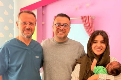 رونمایی از قسمتی از سیسمونی فرزند شیرین مونا کرمی و سپند امیرسلیمانی که در دل جنگ و بمباران اسرائیل چشم به جهان گشود+فیلم