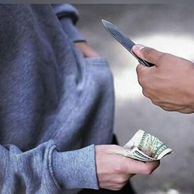 (ویدئو) سرقت و زورگیری هم‌زمان 2 تلفن همراه از 2 نفر با چاقو در تهران