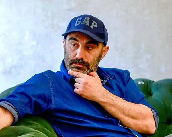 محسن تنابنده: من گازشو میگیرم میرم امجدیه یه گوشهای کز میکنم به عشق استقلال سیگارمو دود میکنم، بعدم نداشتههامو میریزم تو گلوم داد میزنم جعفر مختاریفر+فیلم