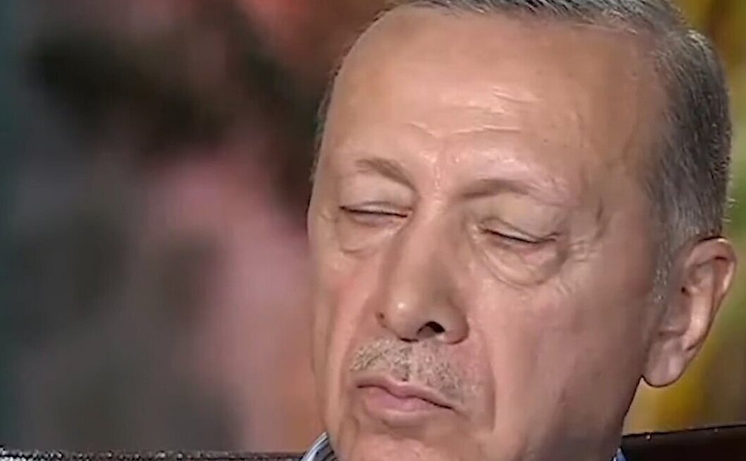(ویدئو) چرت زدن اردوغان در حین مصاحبه زنده تلویزیونی!