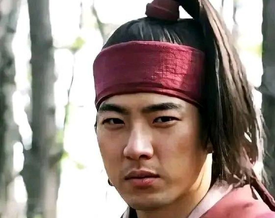 «جومونگ» در حال صحبت با موبایل در پشت صحنه سریال جومونگ