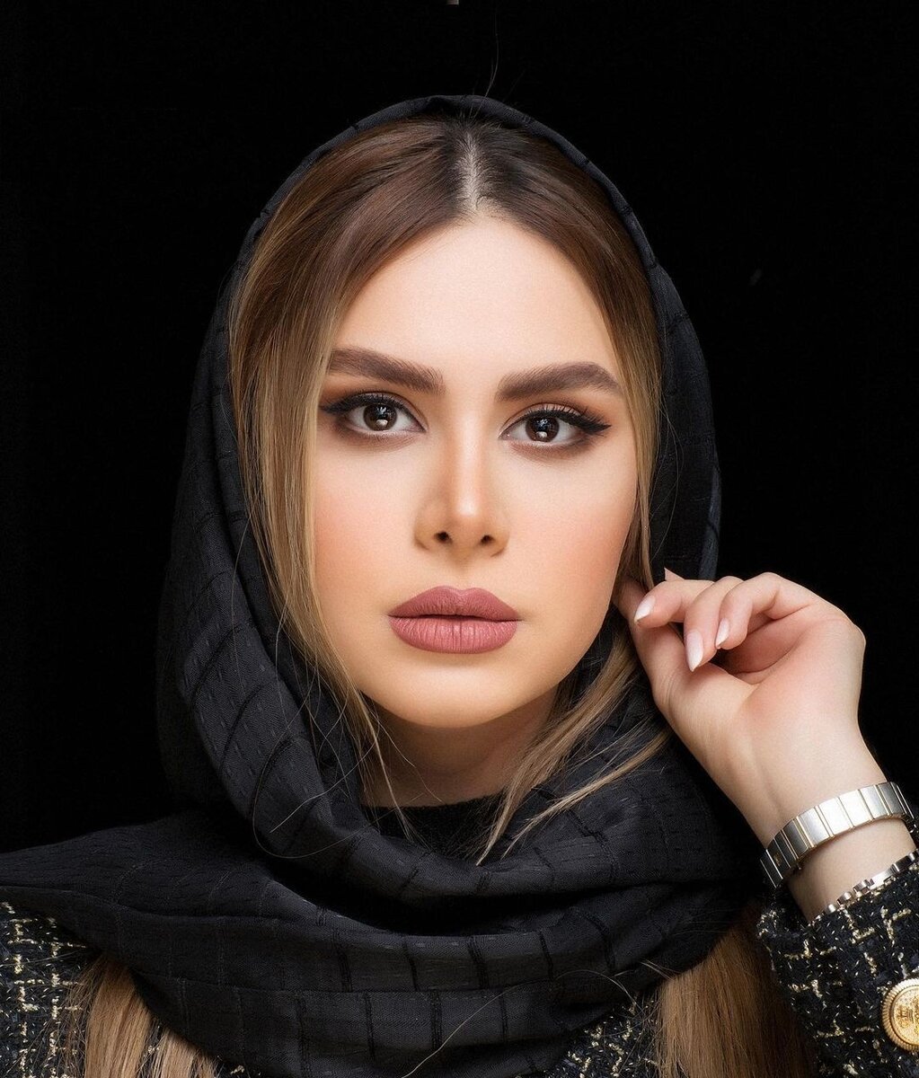 عکس | تصویر دیده نشده از تیپ لاکچری نجمه جودکی با کفش‌های پاشنه بلند