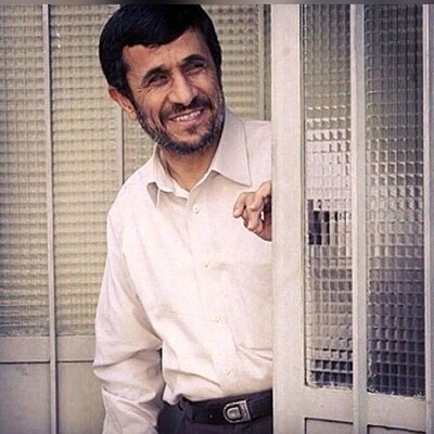 برگردیم به چند سال قبل و گشتی در حیاط خانه باصفای محمود احمدی‌نژاد ؛ از لباس راحتی رئیس‌جمهور سابق با دمپایی در جلوی دوربین تا برداشت محصولات اُرگانیک از باغچه سرسبز حیاط