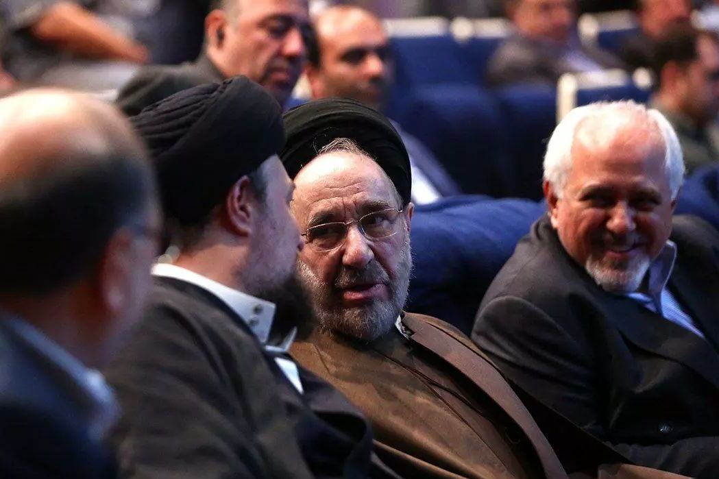 سیدحسین خمینی در کنار محمد خاتمی و محمدجواد ظریف