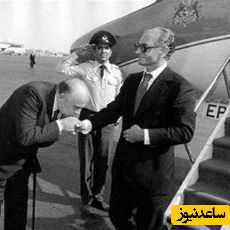 عباس هویدا در حال بوسیدن دست محمدرضا پهلوی
