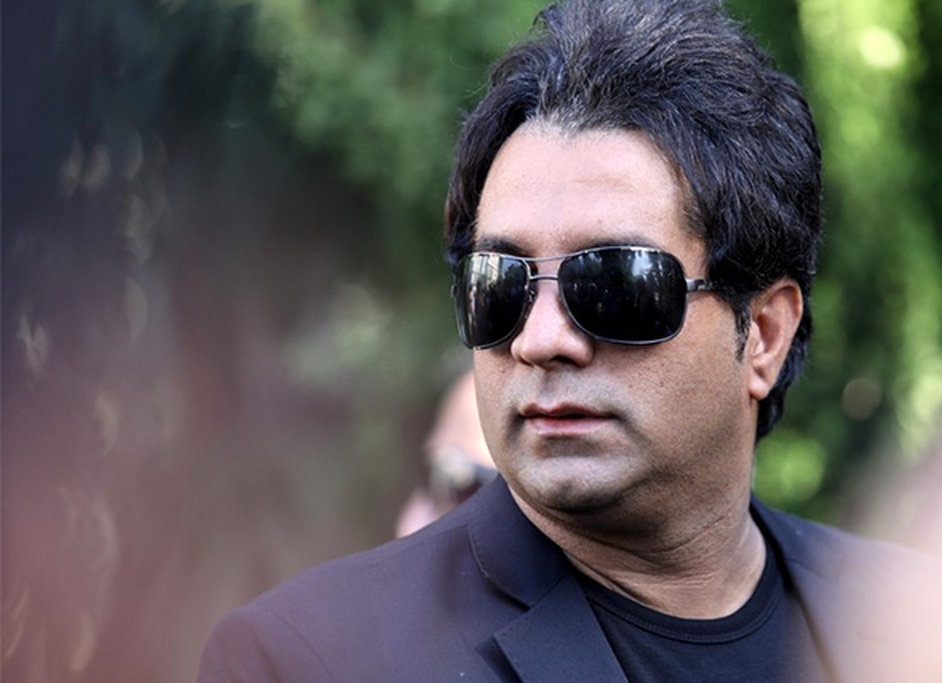 چهره غمزده امید جهان در مراسم تشییع پدر جوانش/ روحش شاد و یادش گرامی