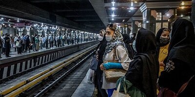 تصویری عجیب از متروی تهران/ قفل و جوشکاری حصار بین واگن زنان و مردان