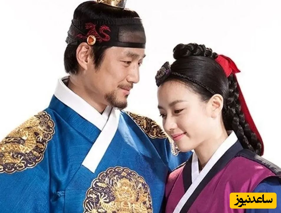 «امپراتور سوکجونگ و دونگ‌یی» در حال بریدن کیک در جشن پایان سریال دونگ‌یی