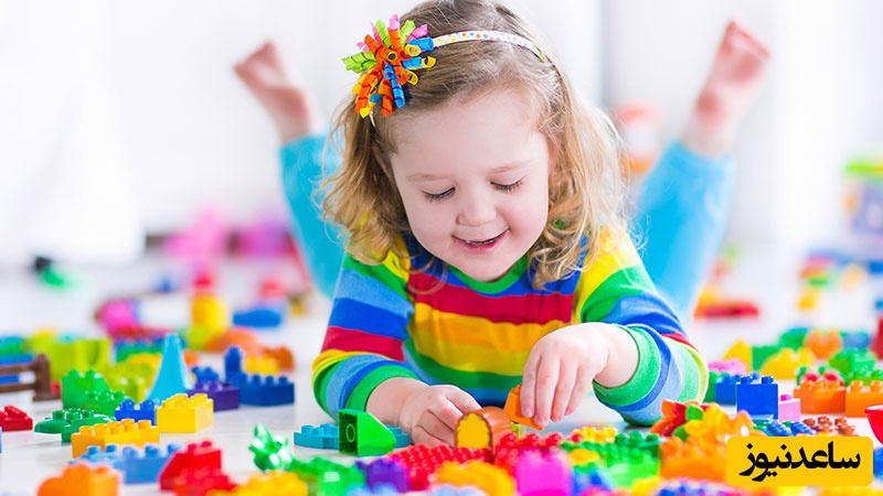 بازی کردن کودک با اسباب بازی
