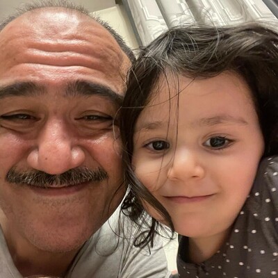 واکنش بامزه و خنده دار هانا دختر مهران غفوریان با دیدن سکانس های پدر و دختری آقای بازیگر در زخم کاری+ویدیو/ خجالت نمیکشی