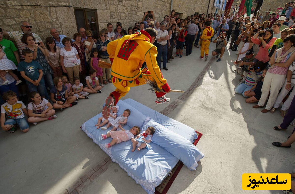 یکی از عجیب ترین رسوم و سنت‌های دنیا در اسپانیا : پرش از روی نوزاد تازه متولد شده / خدا یه پولی به ما بده، یه عقلی به شما! + عکس