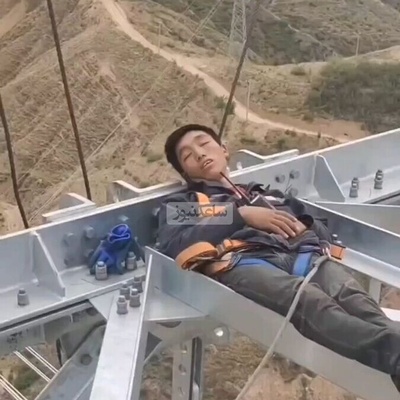 (ویدئو) صحنه باورنکردنی چرت زدن کارکنان نیروگاه برق چین که با دیدنش هم ترس به جونتون میوفته / کابوس افرادی که ترس از ارتفاع دارن!