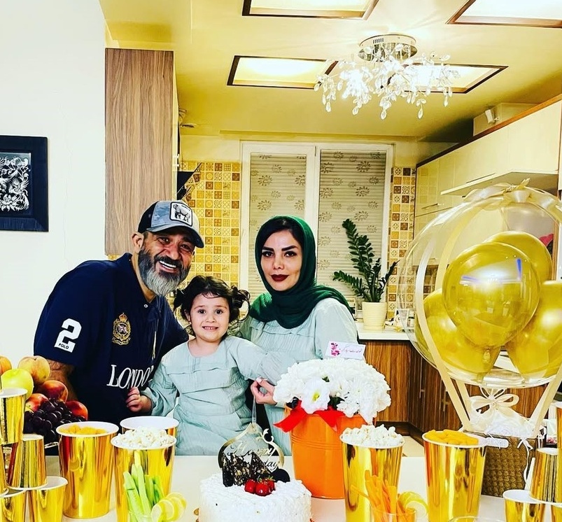 ویدئو/ نگاهی به چیدمان شاهانه و باشکوه منزل مهران غفوریان بازیگر سریال «زیر آسمان شهر» و همسرش/ از اتاق بیلیارد و اتاق تاب بازی ویژه هانا تا لوسترهای اعیانی و کابینت های مدرن