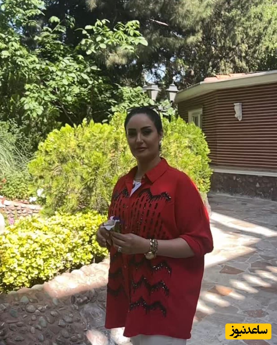  آیسل کاپلان در حیاط خانه اش 