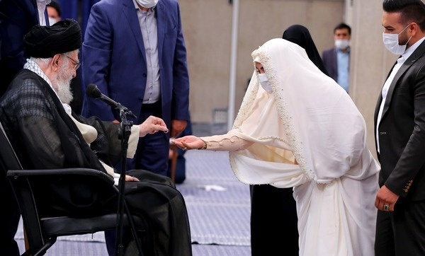 رهبر معظم انقلاب خطاب به یک عروس خانم: خطبه عقد مهریه بیشتر از 14 سکه را نمی‌خوانم به دلیل اینکه...+فیلم