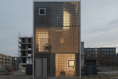 نگاهی به معماری چشم‌نواز لایت هاوس؛ تجربه زندگی در تالار عمودی 14 متری