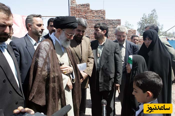 حضور غیرمنتظره رهبر شهید انقلاب در زلزله بم و بررسی مشکلات زلزله‌زدگان سال 82 + فیلم/عکس