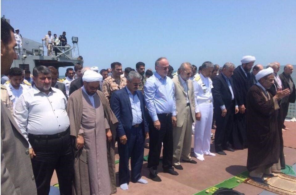  نماز خواندن علی لاریجانی روی دریای خزر!