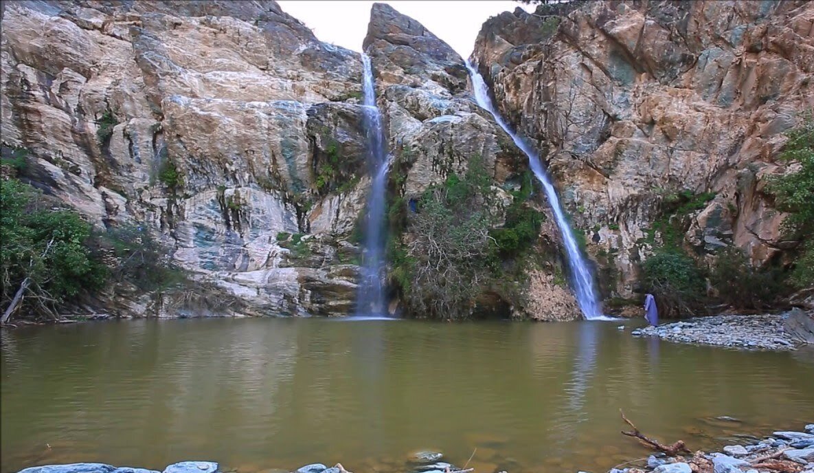 افطار کردن روی خطرناک ترین آبشار عربستان+فیلم