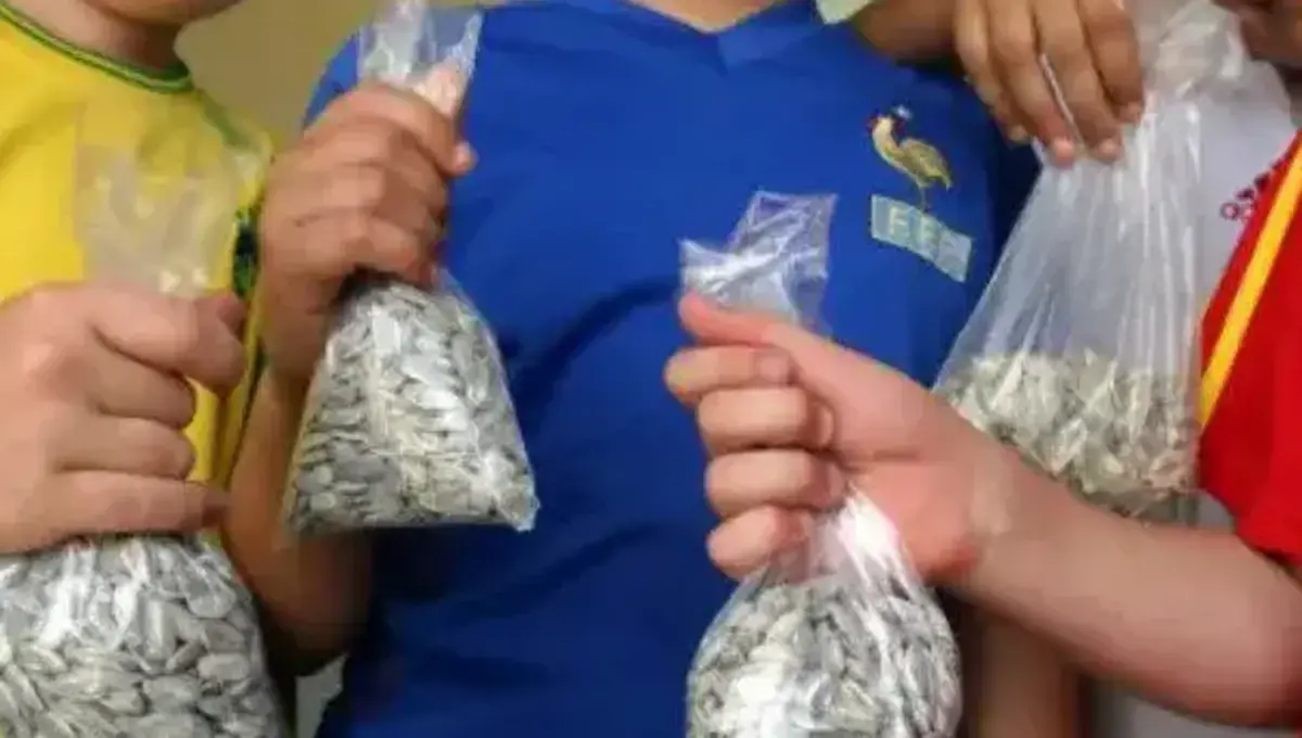 این مرد ایرانی هیچوقت فکر نمی‌کرد تخمه خوردنش هنگام مشاهده رهگیری پهپادها توسط پدافند، تیتر خبری رسانه‌های آمریکایی شود!+ ویدیو