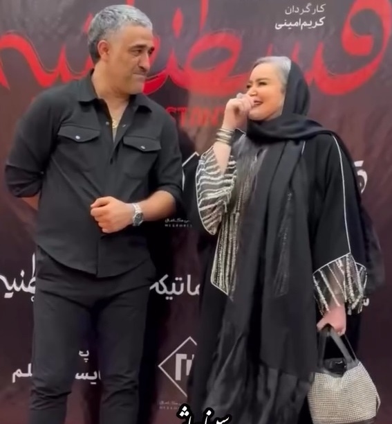 (ویدئو) نگاهی به چیدمان شاهانه و سنتی منزل نعیمه نظام‌دوست/ از مبلمان کلاسیک مزین به عکس خانوم بازیگر تا رومیزی ترمه و دکوری برنجی/ اصیل و ایرانی پسند