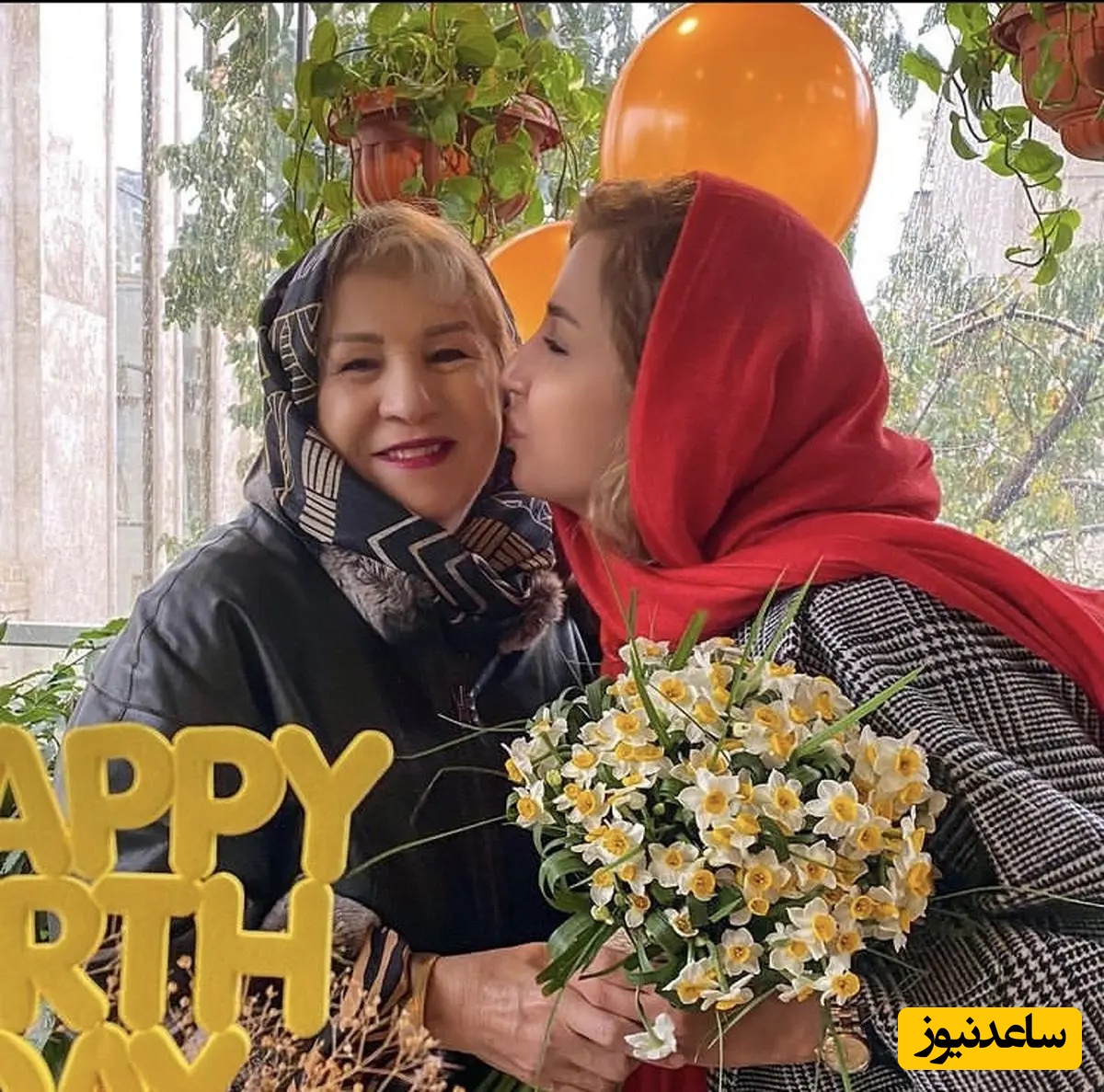 ضجه های تلخ شبنم قلی خانی بر سر خاک مادرش دل میلیون ها انسان را به درد آورد/ دلم میخواد بغلت کنم اما با اینهمه خاک چه کنم؟ +فیلم